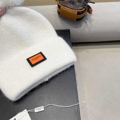 New Hermès fox fur knitted beanie - Image 4