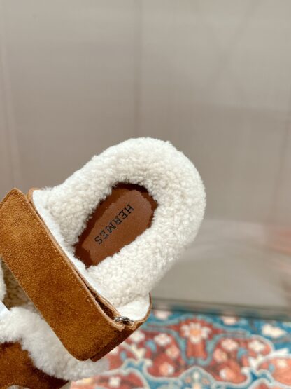 Hermes classic autumn and winter brown versatile fashionable and comfortable wool slippers - Image 4