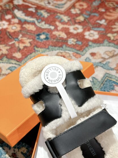 Hermès classic autumn and winter black and white versatile fashionable and comfortable wool slippers - Image 4