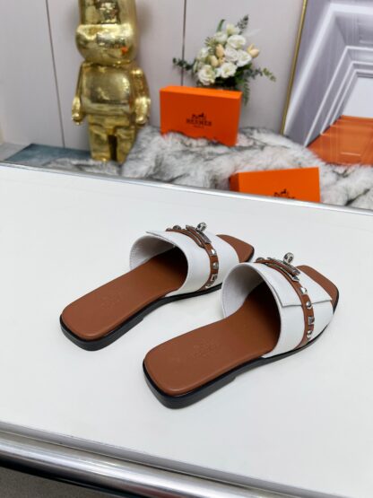 Hermès new spring and summer white and brown color matching flat sandals, heel height 1cm - Image 4