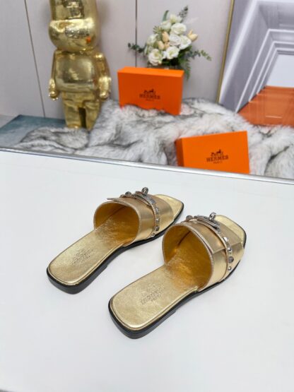 Hermès Spring and Summer new gold and silver buckle flat sandals, heel height 1cm - Image 4