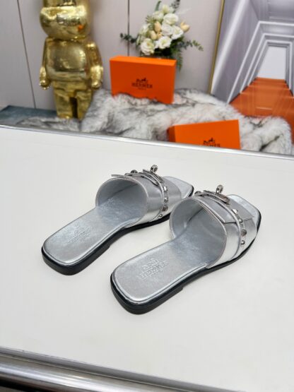 Hermes Spring and Summer new silver buckle flat sandals with 1cm heel height - Image 4