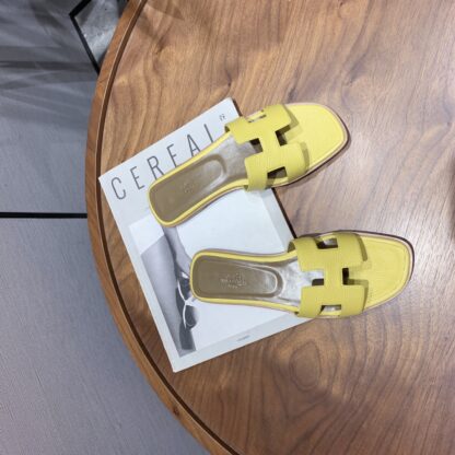 Hermès yellow lychee pattern handmade flat slippers - Image 4