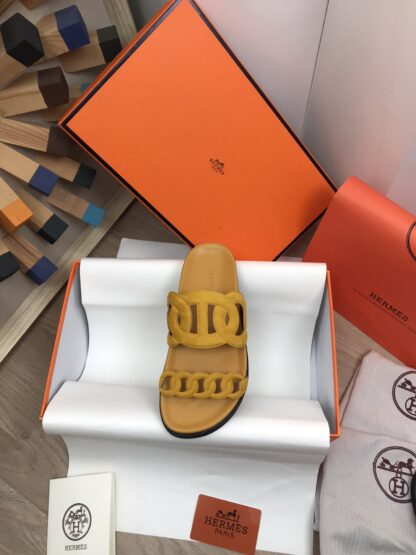 Hermès new yellow-brown leather slippers for spring and summer - Image 4