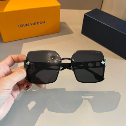 LOUIS VUITTON Fashion Sunglasses - Image 5