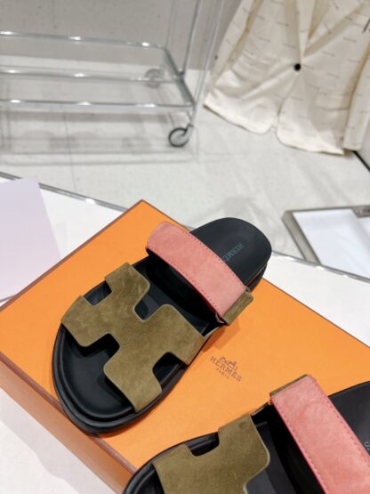 Hermès Spring and Summer New Green and Pink Comfortable Slippers - Image 4