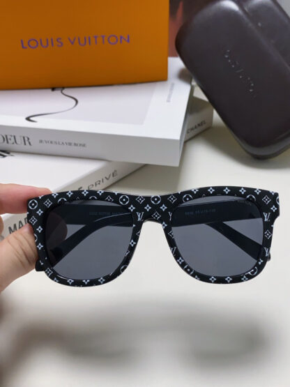 LOUIS VUITTON Fashion Sunglasses - Image 5