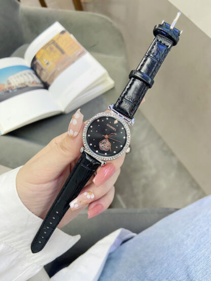 Chanel simple and stylish watch - Image 5