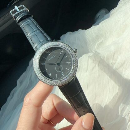 Chanel exquisite diamond-set quartz watch - Image 5