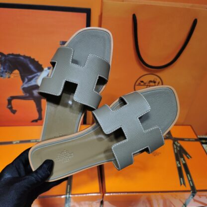 Hermès dark grey palm print cowhide handmade slippers - Image 4