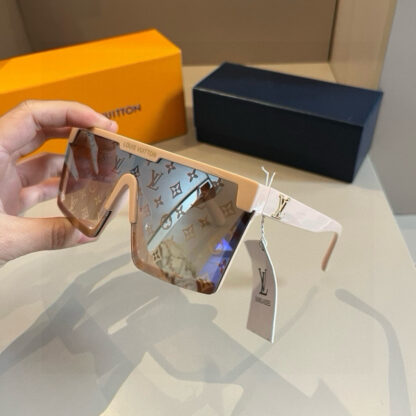 LOUIS VUITTON Fashion Sunglasses - Image 5