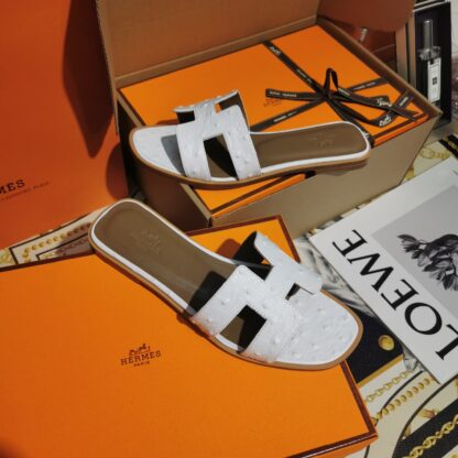 Hermès white ostrich leather handmade slippers - Image 4