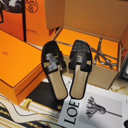 Hermès black ostrich leather handmade slippers - Image 4