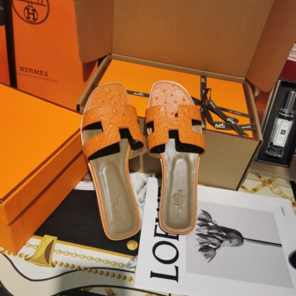 Hermès orange ostrich leather handmade slippers - Image 4