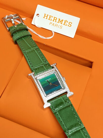 Hermes mother-of-pearl dial and diamond-set quartz watch - Image 4