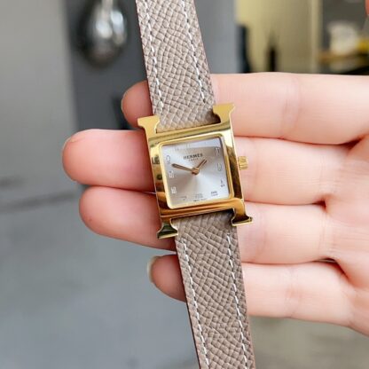 Hermes mother-of-pearl dial and diamond-set quartz watch - Image 4