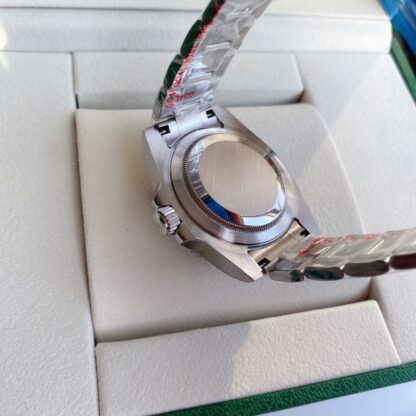 Rolex Submariner Green has a diameter of 39mm - Image 3