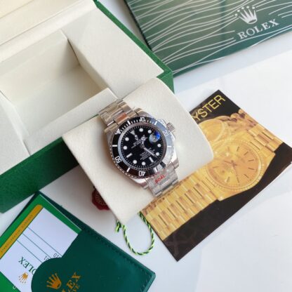 Rolex Submariner Green mechanical watch with a 39mm diameter and a black dial - Image 3