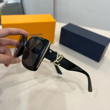 LOUIS VUITTON Fashion Sunglasses - Image 5