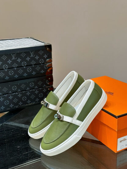 Hermès Classic Men's Green Soft and Durable Loafers - Image 4