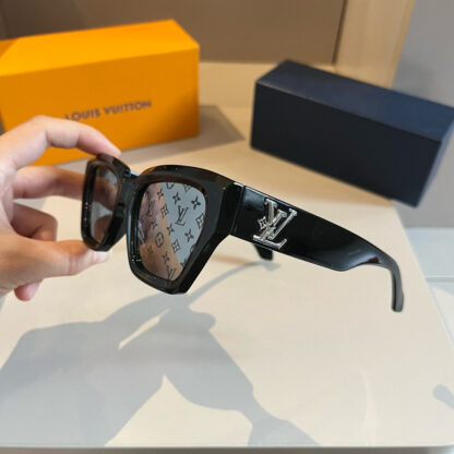 LOUIS VUITTON Fashion Sunglasses - Image 5
