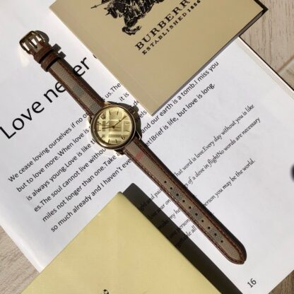 Burberry Classic Vintage Quartz Women's Watch - Image 4