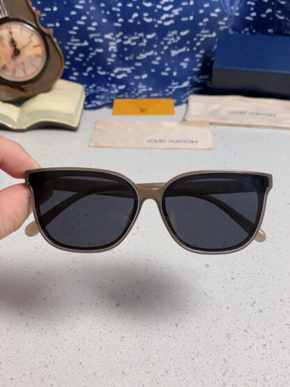 LOUIS VUITTON Fashion Sunglasses - Image 5