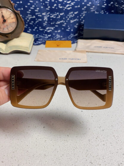 LOUIS VUITTON Fashion Sunglasses - Image 5
