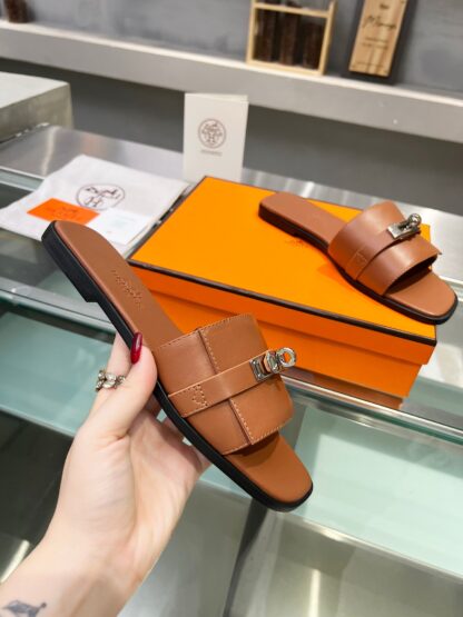 Hermès early spring new brown handmade leather slippers - Image 4