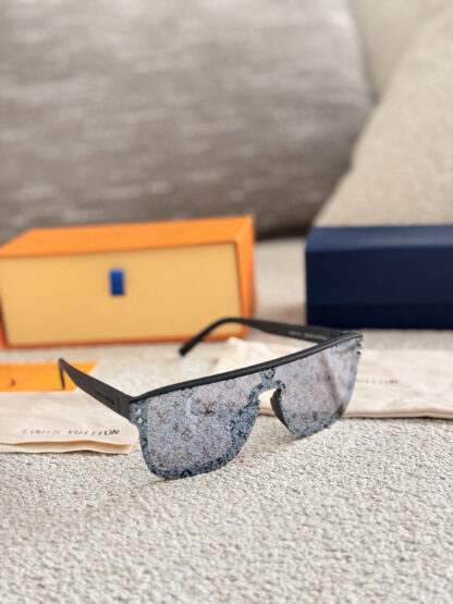 LOUIS VUITTON Fashion Sunglasses - Image 5