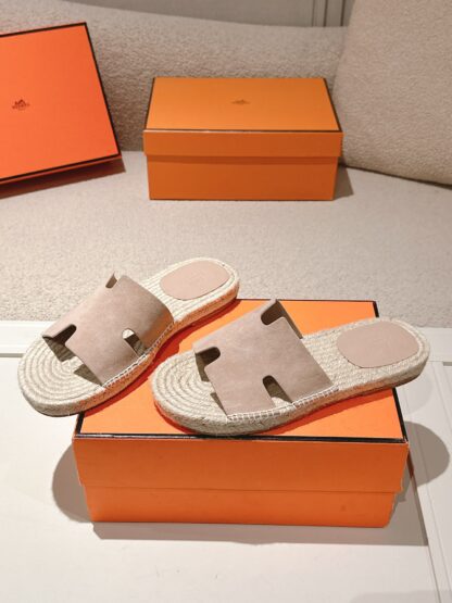 Hermès' latest light apricot-colored refreshing and comfortable straw slippers for spring and summer - Image 4