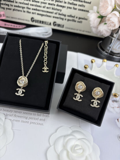 Chanel Gold Rotating Thread Double C Pendant Necklace - Image 3