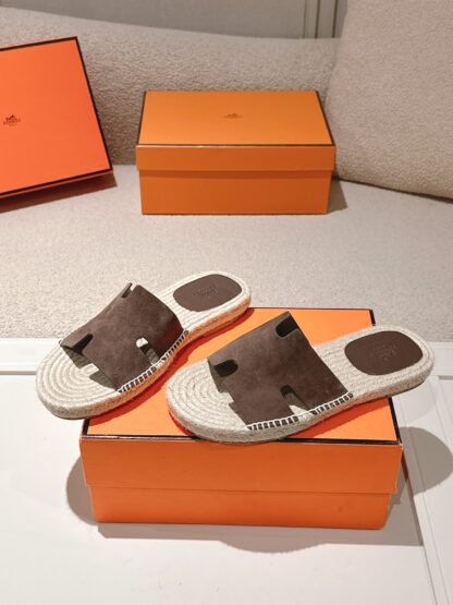 Hermès' latest spring and summer dark earth-colored refreshing and comfortable straw slippers - Image 4