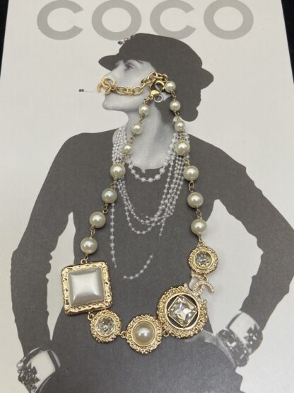 Chanel exquisite and gorgeous palace style necklace - Image 4