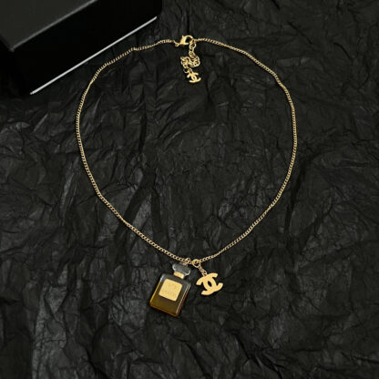 Chanel exquisite and elegant perfume pendant vintage necklace - Image 4