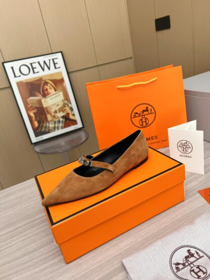 Hermès brown comfortable loafers are a must-have for vacation - Image 4