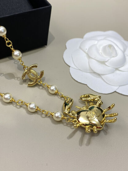 Chanel glass pink gold rhinestone double c crab necklace - Image 4