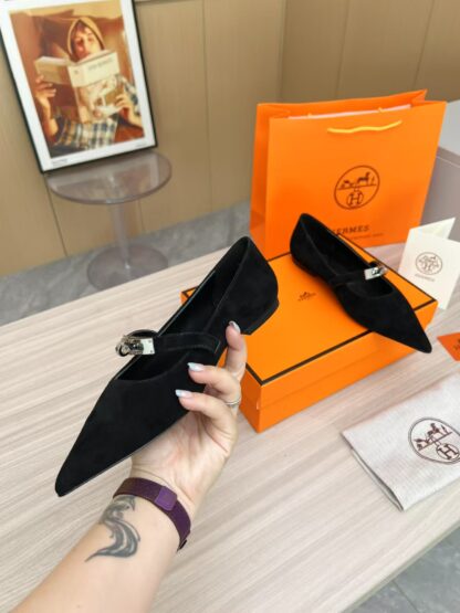 Hermès black thick heels are a must-have for vacations - Image 4