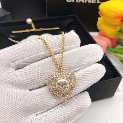 Chanel full diamond heart black diamond and white diamond necklace - Image 3