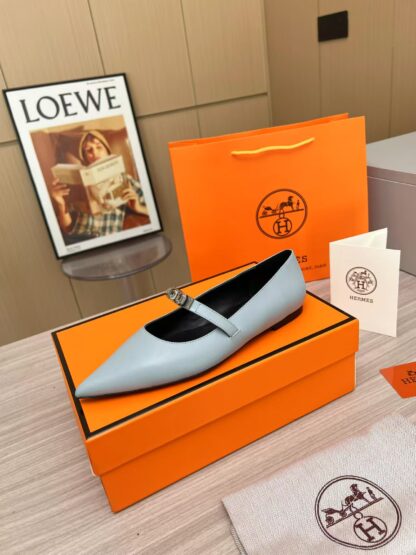 Hermès light blue thick heeled loafers are a must-have for vacation - Image 4