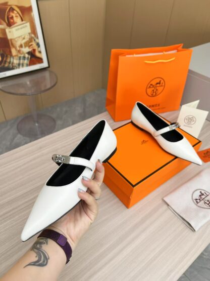Hermès white thick heels are a must-have for vacations - Image 4