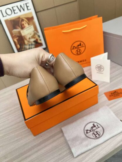 Hermès apricot thick heeled loafers are a must-have for vacation - Image 4