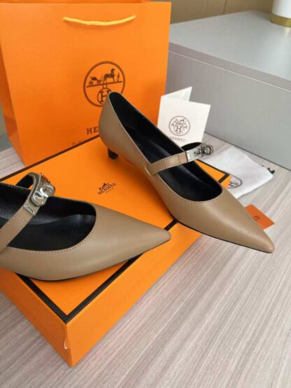 Hermès apricot-colored comfortable loafers are a must-have for vacation - Image 4