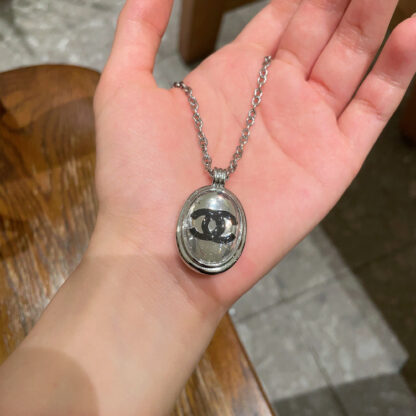 Chanel oval pendant vintage necklace - Image 3