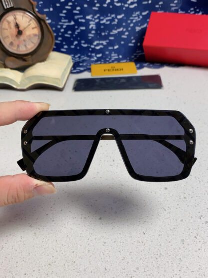FENDI fashion trend sunglasses - Image 5