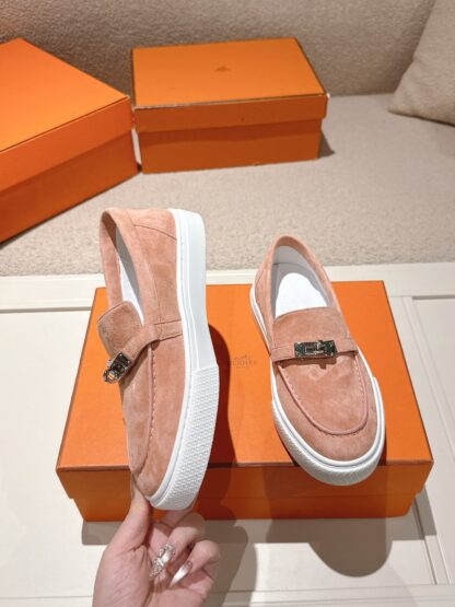 Hermès new kelly buckle thick-soled pink loafers - Image 4