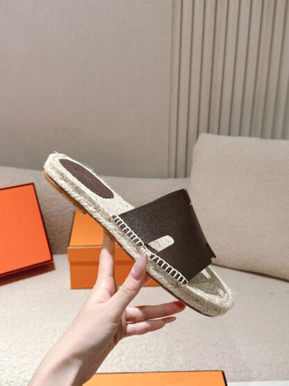 Hermès' latest pure brown refreshing and comfortable straw slippers for spring and summer - Image 5