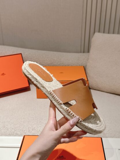 Hermès' latest light orange refreshing and comfortable straw slippers for spring and summer - Image 5