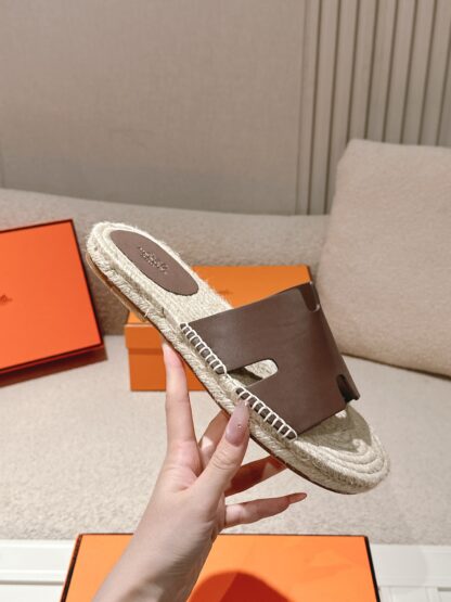 Hermes Spring and Summer Brown Fashionable and Comfortable Straw Slippers - Image 5