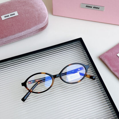 Miu Miu trendy fashion sunglasses - Image 6